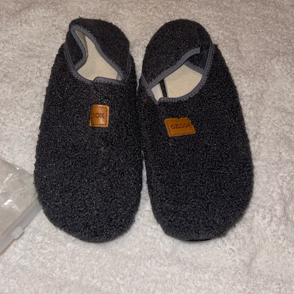 OZlook men’s/women slippers. New with tags